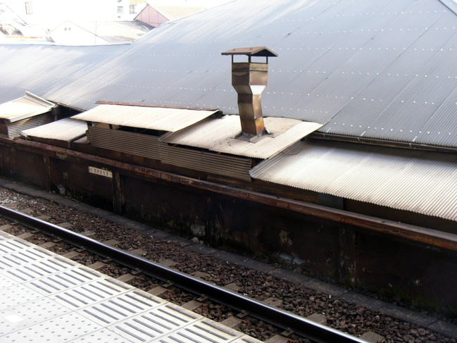 潜望鏡みたいに下から顔を出している鶴橋市場の換気口